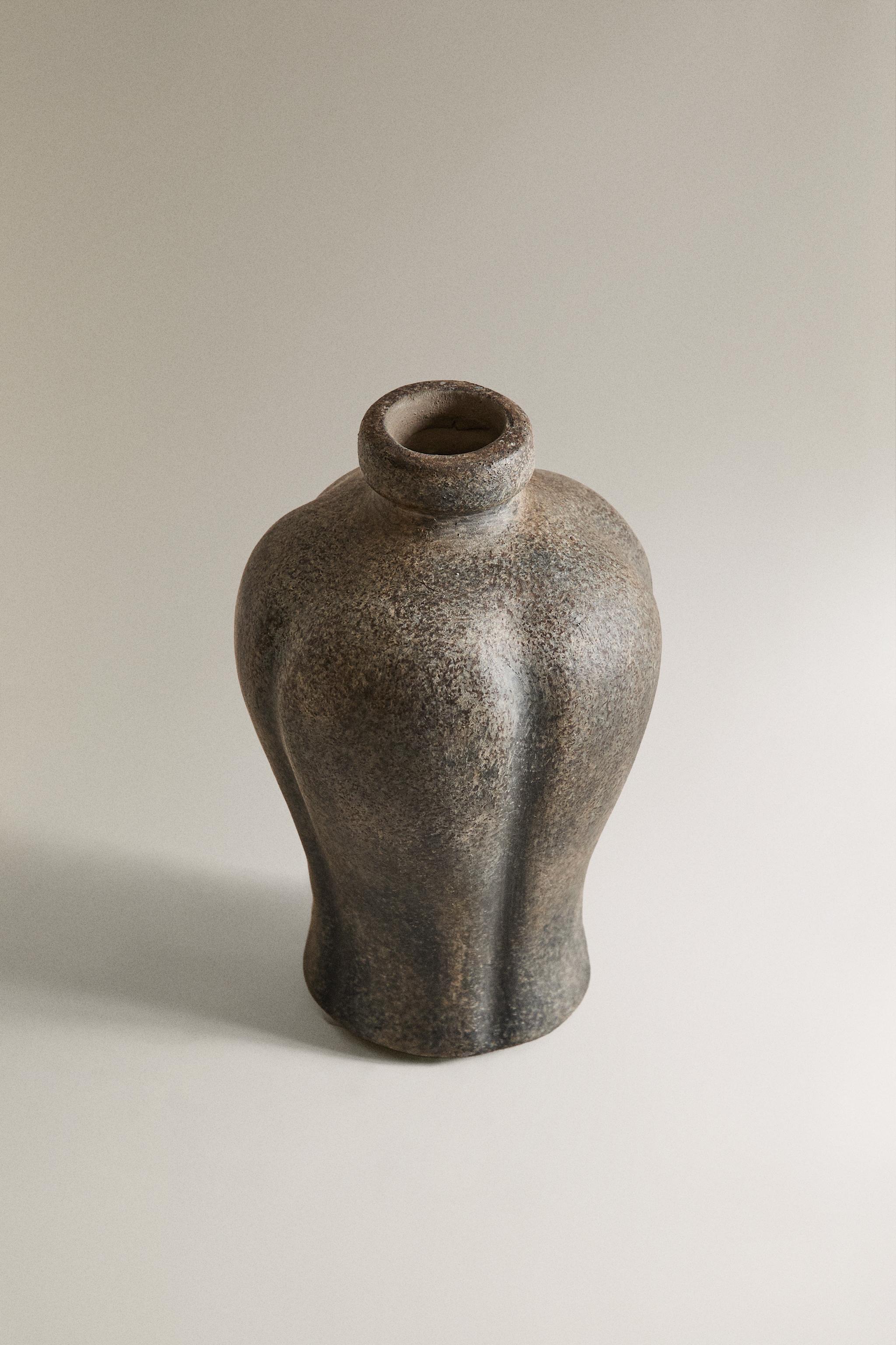UNIFORM TERRACOTTA VASE